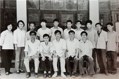1981年6月上海农学院召开第二次学生代表大会，图片为代表证和畜牧兽医系学生代表合影（朱国华2）
